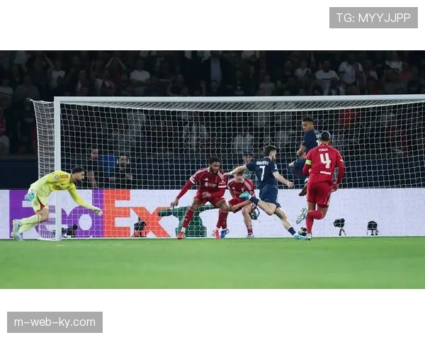 巴黎圣日耳曼前场压迫强度高，利物浦出球困难陷入被动